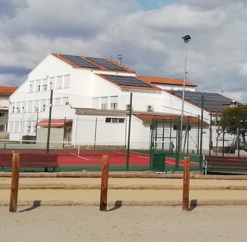 Cornellà del Terri. Pla de l'Estany. Escola Vall del Terri. Ensenyament, educació, escoles 
Plaques solars, plaques fotovoltaiques a la coberta